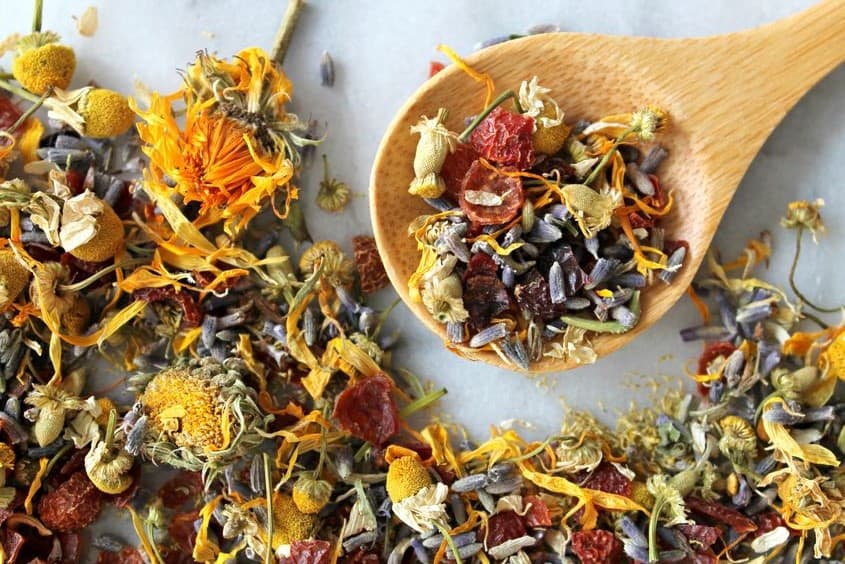 راهنمای کامل خرید چای میوه‌ای: لذت بی‌نظیر طعم و سلامتی میوه‌ها در یک فنجان