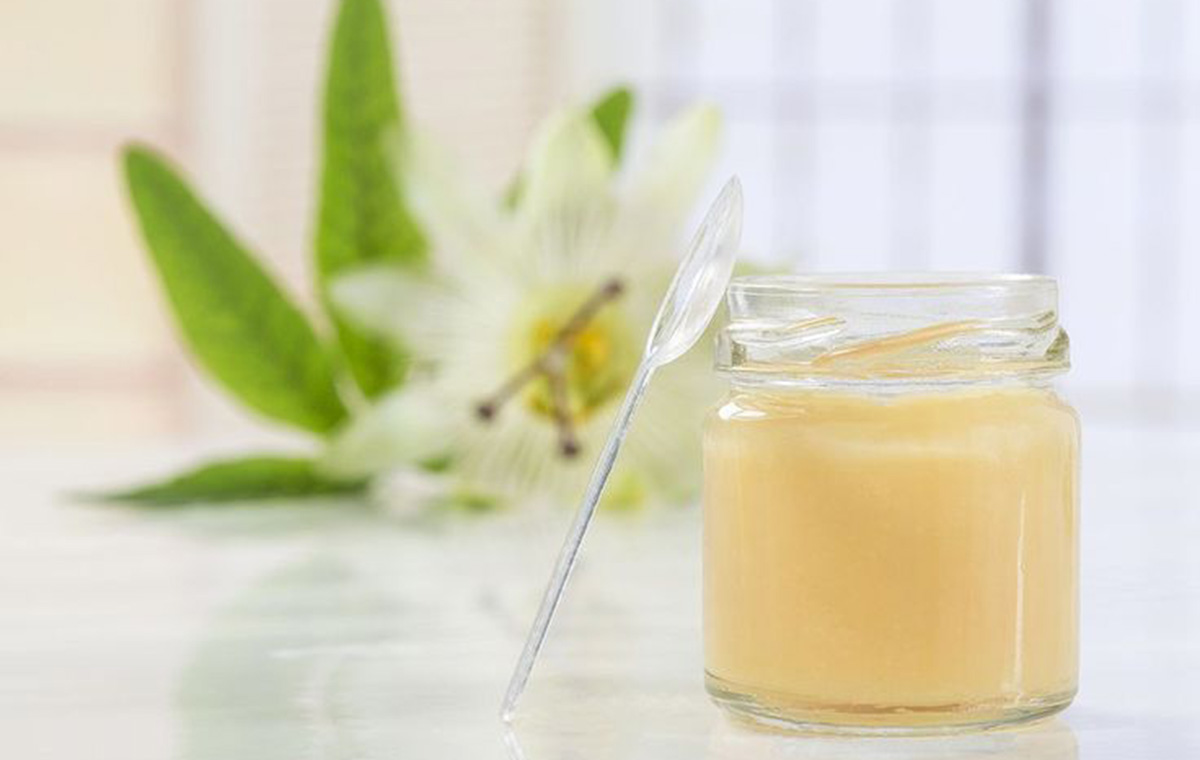 راهنمای کامل برای مصرف ژل رویال: بهداشت و زیبایی با عسل ملکه زنبورها